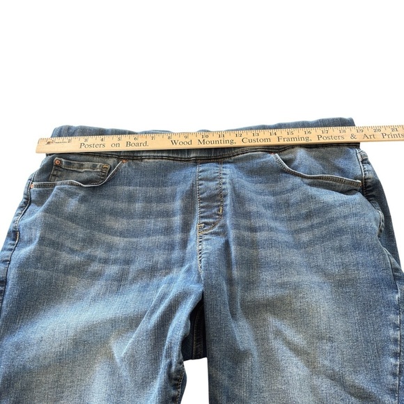 Levi Strauss Slimming Plus Size 20 Bermuda Jean Shorts Pull-on Totally Shaping - Picture 4 of 13